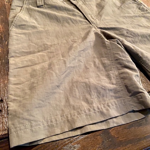North Face Women’s Khaki Green Shorts, Size 6 - Picture 4 of 8